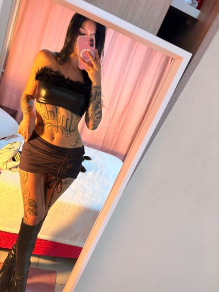 Hola amor soy Mia una chica hermosa y sensual, con un cuerpo tipo suicide girl, mis tatuajes y hermoso cuerpo te cautivaran hasta lo mas profundo, te espero.