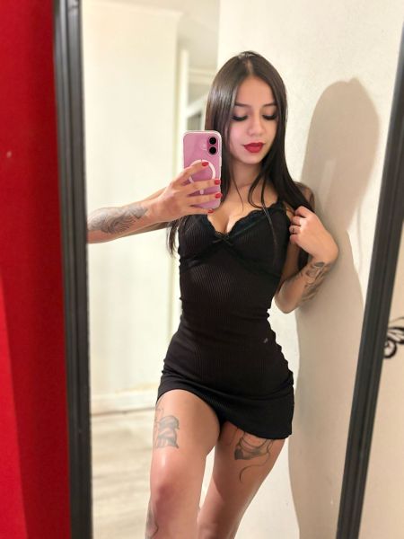 Hola amor soy Isidora una chica hermosa y sensual, con un cuerpo tipo suicide girl, mis tatuajes y hermoso cuerpo te cautivaran hasta lo mas profundo, te espero.