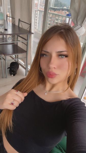 Hola amor soy Ariana 18 años una chica hermosa rubia ojos azules bajita delgada y muy jugada te haré vibrar con mi atención rica y dedicada 100% a ti