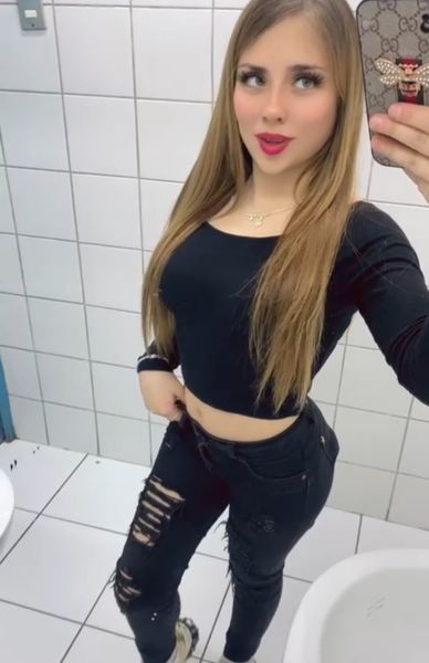 Hola amor soy Ariana 18 años una chica hermosa rubia ojos azules bajita delgada y muy jugada te haré vibrar con mi atención rica y dedicada 100% a ti