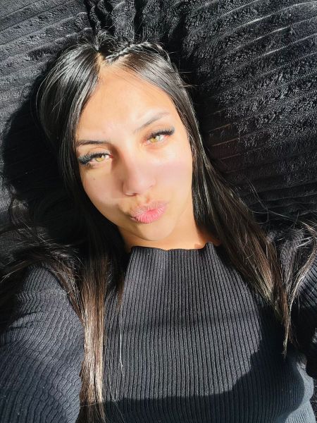 Hola amor soy Eymi debutando, ven a complacer tus deseos con mi exquisita compañia, te dare el placer que te hara adicto a mi, te espero