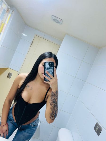 Hola amor soy Eymi Universitaria debutando, ven a complacer tus deseos con mi exquisita compañia, te dare el placer que te hara adicto a mi, te espero