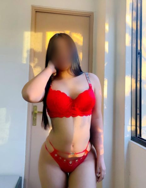 Soy Becky, una sexy y hermosa mujer, llena de atributos muy potentes. Estoy de pasadita en RelaxChile, y deseo conocerte, para que disfrutes el más rico placer y el morbo que imagines. Conmigo te puedes desenvolver por completo, yo seré tu mejor amante...