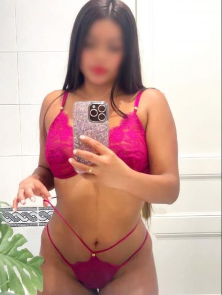 Soy Becky, una sexy y hermosa mujer, llena de atributos muy potentes. Estoy de pasadita en RelaxChile, y deseo conocerte, para que disfrutes el más rico placer y el morbo que imagines. Conmigo te puedes desenvolver por completo, yo seré tu mejor amante...