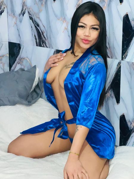 Hola, mi nombre es Gloria y soy una escort de belleza incomparable, de piel suave y sensuales curvas, adorarás mis pechos y no podrás resistirte a recorrer cada centímetro de mi figura. Me encantará hacer realidad todas tus fantasías, sólo cuéntame qué cosas son las que te gustaría realizar y yo me encargaré de hacerlas realidad. 