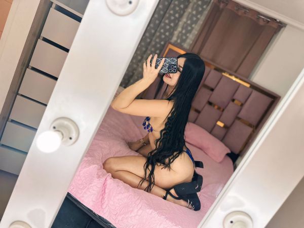 Mi nombre es Cristal y soy una de belleza natural, una señorita experta en el arte del placer, los que me conocen dicen que soy muy atractiva y con un cuerpo muy sensual... Me encanta innovar y adentrarme en los placeres eróticos de la mano de un apuesto caballero.