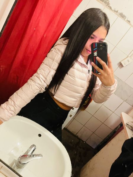 Hola amor, soy Francia nuevita en la pagina, una rica chilena delgada y muy guapa 🇨🇱 , tengo unos tiernos 19 añitos reales, déjate llevar por mi ricos servicios bb. besitos te espero