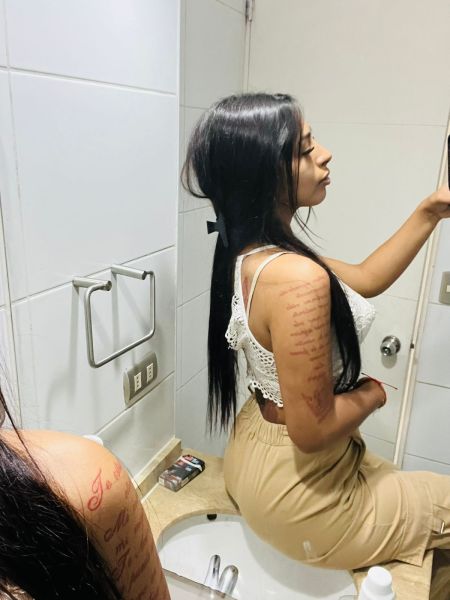 Hola amor, soy Francia nuevita en la pagina, una rica chilena delgada y muy guapa 🇨🇱 , tengo unos tiernos 19 añitos reales, déjate llevar por mi ricos servicios bb. besitos te espero